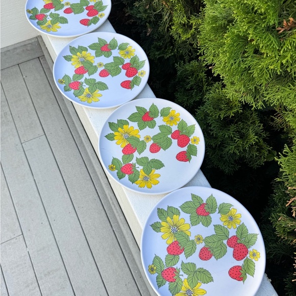 Vintage Strawberry Melamine Dinner Plate Set of 4 EPICURE Floral MCM 60s 70s - Picture 1 of 7
